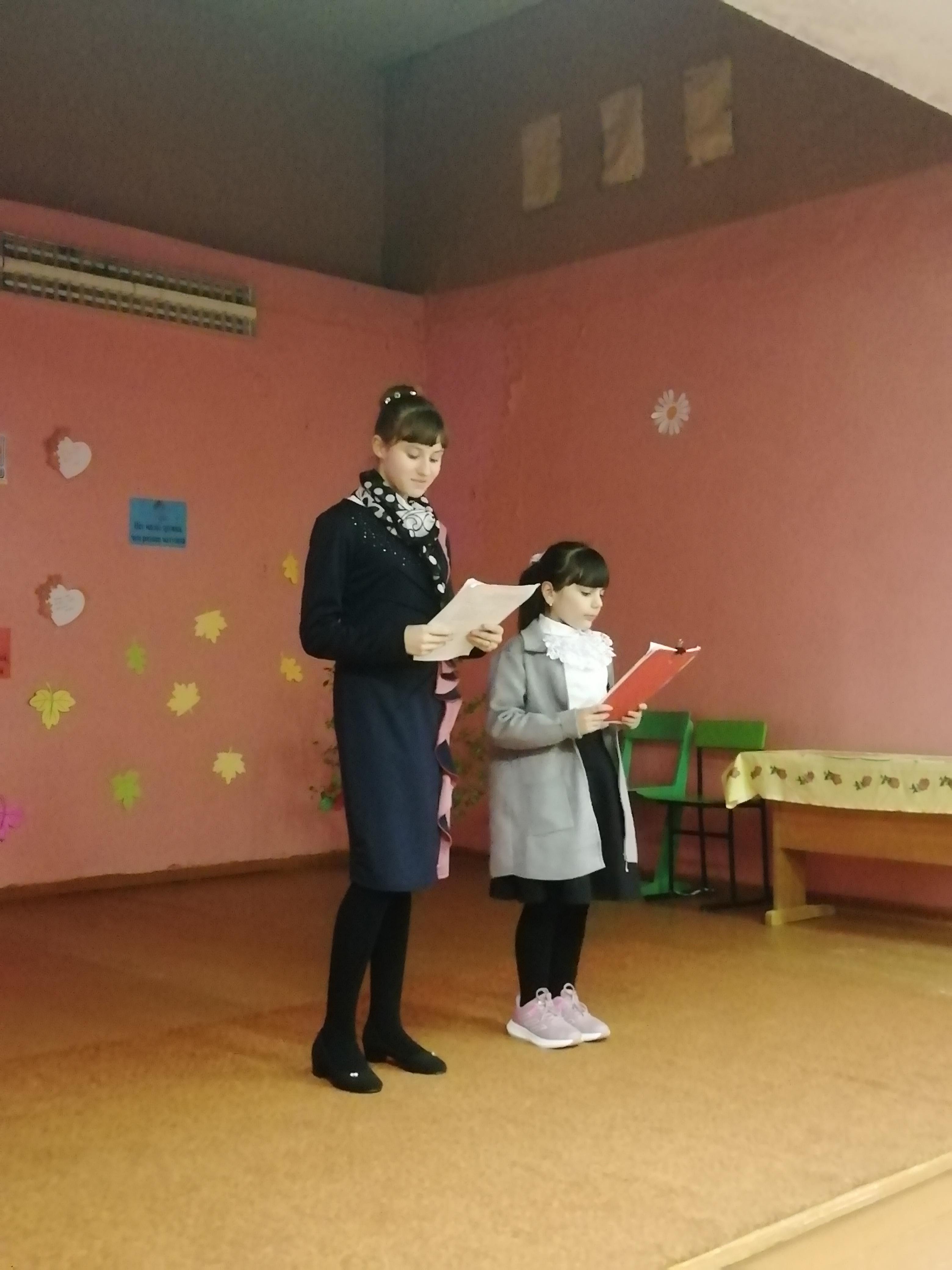 В честь приближающего праздника «День матери» в школе прошёл праздничный концерт.