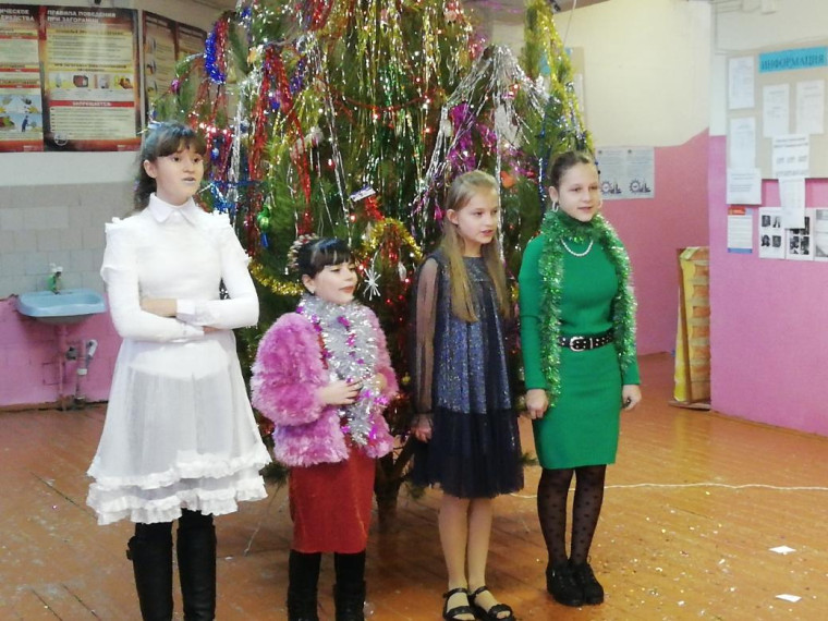 Дети пришли на елку, нарядившись в разные костюмы.