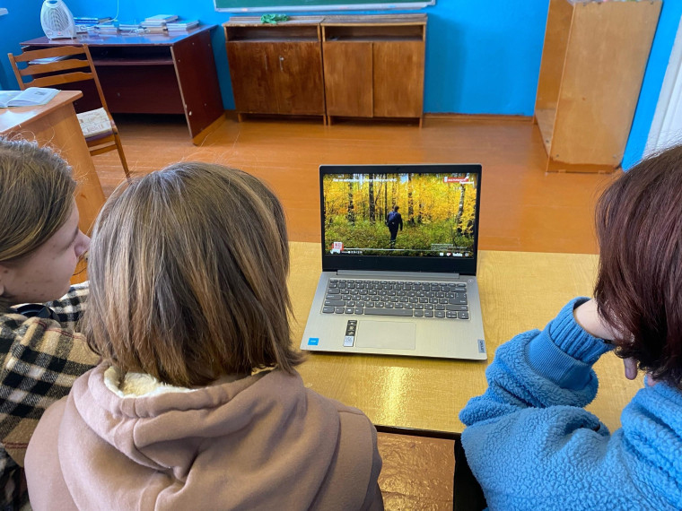 19 февраля обучающиеся 9 класса посмотрели обучающее видео от МЧС &quot;Как не заблудится в лесу&quot;..